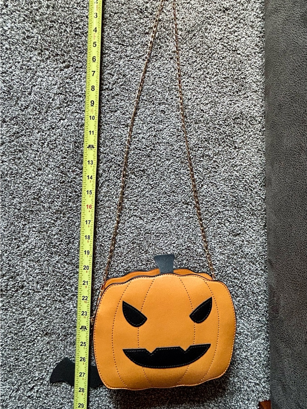 Jack-o-Lantern Crossbody Bag with bat charm - Picture 3 of 6